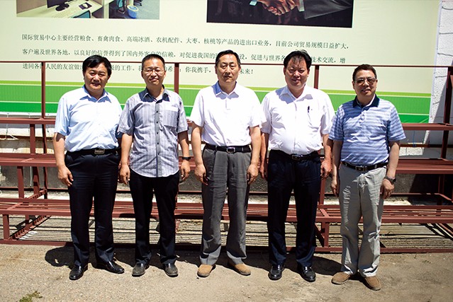 中央紀(jì)委駐商務(wù)部紀(jì)檢組組長(zhǎng)、黨組成員（副部級(jí)）王和民等領(lǐng)導(dǎo)考察亞洲之星時(shí)與張金洲董事長(zhǎng)合影