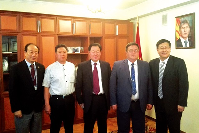 世界糧農(nóng)組織首席代表島吉（左一）、國(guó)家農(nóng)業(yè)部對(duì)外經(jīng)濟(jì)合作中心主任楊易（右一）吉爾吉斯農(nóng)業(yè)部部長(zhǎng)阿以達(dá)拉立夫（右二）與張金洲董事長(zhǎng)合影